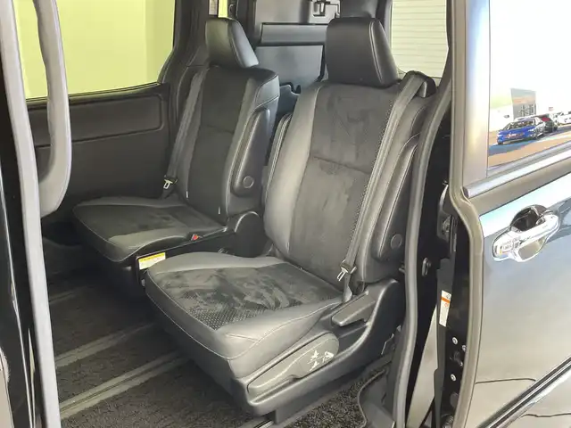 トヨタ ヴォクシー ZS 煌Ⅲ 新潟県 2020(令2)年 5.4万km ブラック 特別仕様車/純正10インチメモリナビ/　フルセグTV/CD/DVD/Bluetooth/バックモニター/トヨタセーフティセンス/・プリクラッシュセーフティ【PCS】/・オートマチックハイビーム【AHB】/・レーンディパーチャーアラート【LDA】/クルーズコントロール/前後クリアランスソナー/両側パワースライドドア/Bi-Beam LEDヘッドライト/革巻きステアリング/MTモード付AT/リヤオートエアコン/純正16インチAW/純正フロアマット/純正ドアバイザー/純正ビルトインETC/スマートキー×2