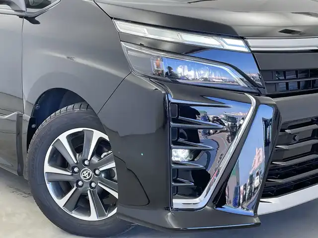 トヨタ ヴォクシー ZS 煌Ⅲ 新潟県 2020(令2)年 5.4万km ブラック 特別仕様車/純正10インチメモリナビ/　フルセグTV/CD/DVD/Bluetooth/バックモニター/トヨタセーフティセンス/・プリクラッシュセーフティ【PCS】/・オートマチックハイビーム【AHB】/・レーンディパーチャーアラート【LDA】/クルーズコントロール/前後クリアランスソナー/両側パワースライドドア/Bi-Beam LEDヘッドライト/革巻きステアリング/MTモード付AT/リヤオートエアコン/純正16インチAW/純正フロアマット/純正ドアバイザー/純正ビルトインETC/スマートキー×2