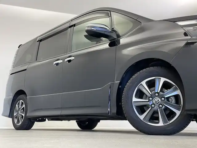 トヨタ ヴォクシー ZS 煌Ⅲ 新潟県 2020(令2)年 5.4万km ブラック 特別仕様車/純正10インチメモリナビ/　フルセグTV/CD/DVD/Bluetooth/バックモニター/トヨタセーフティセンス/・プリクラッシュセーフティ【PCS】/・オートマチックハイビーム【AHB】/・レーンディパーチャーアラート【LDA】/クルーズコントロール/前後クリアランスソナー/両側パワースライドドア/Bi-Beam LEDヘッドライト/革巻きステアリング/MTモード付AT/リヤオートエアコン/純正16インチAW/純正フロアマット/純正ドアバイザー/純正ビルトインETC/スマートキー×2