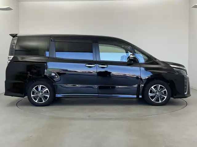 トヨタ ヴォクシー ZS 煌Ⅲ 新潟県 2020(令2)年 5.4万km ブラック 特別仕様車/純正10インチメモリナビ/　フルセグTV/CD/DVD/Bluetooth/バックモニター/トヨタセーフティセンス/・プリクラッシュセーフティ【PCS】/・オートマチックハイビーム【AHB】/・レーンディパーチャーアラート【LDA】/クルーズコントロール/前後クリアランスソナー/両側パワースライドドア/Bi-Beam LEDヘッドライト/革巻きステアリング/MTモード付AT/リヤオートエアコン/純正16インチAW/純正フロアマット/純正ドアバイザー/純正ビルトインETC/スマートキー×2