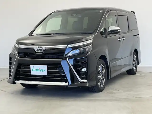 トヨタ ヴォクシー ZS 煌Ⅲ 新潟県 2020(令2)年 5.4万km ブラック 特別仕様車/純正10インチメモリナビ/　フルセグTV/CD/DVD/Bluetooth/バックモニター/トヨタセーフティセンス/・プリクラッシュセーフティ【PCS】/・オートマチックハイビーム【AHB】/・レーンディパーチャーアラート【LDA】/クルーズコントロール/前後クリアランスソナー/両側パワースライドドア/Bi-Beam LEDヘッドライト/革巻きステアリング/MTモード付AT/リヤオートエアコン/純正16インチAW/純正フロアマット/純正ドアバイザー/純正ビルトインETC/スマートキー×2