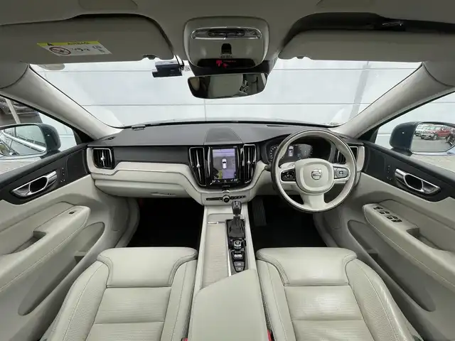 ボルボ ＸＣ６０ D4 AWD インスクリプション 千葉県 2020(令2)年 5.3万km デニムブルーメタリック ハーマンカードン/パノラミックスライディングルーフ/衝突軽減ブレーキ/レーンキープアシスト/レーダークルーズコントロール/クリアランスソナー/ブラインドスポットモニター/純正メーカーディスプレイナビ/　フルセグ/BT/USB/カープレイ/全方位カメラ/スタリングスイッチ/MTモード/ETC/パワーバックドア/レザーシート(白)/パワーシート(D/N席)/2メモリシート(D/N席)/シートヒーター(D/N/2列席)/エアシート(D/N席)/スマートキー/LEDヘッドライト/オートライト/純正フロアマット