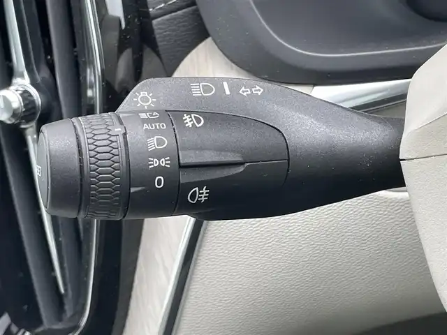 ボルボ ＸＣ６０ D4 AWD インスクリプション 千葉県 2020(令2)年 5.3万km デニムブルーメタリック ハーマンカードン/パノラミックスライディングルーフ/衝突軽減ブレーキ/レーンキープアシスト/レーダークルーズコントロール/クリアランスソナー/ブラインドスポットモニター/純正メーカーディスプレイナビ/　フルセグ/BT/USB/カープレイ/全方位カメラ/スタリングスイッチ/MTモード/ETC/パワーバックドア/レザーシート(白)/パワーシート(D/N席)/2メモリシート(D/N席)/シートヒーター(D/N/2列席)/エアシート(D/N席)/スマートキー/LEDヘッドライト/オートライト/純正フロアマット