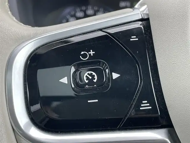 ボルボ ＸＣ６０ D4 AWD インスクリプション 千葉県 2020(令2)年 5.3万km デニムブルーメタリック ハーマンカードン/パノラミックスライディングルーフ/衝突軽減ブレーキ/レーンキープアシスト/レーダークルーズコントロール/クリアランスソナー/ブラインドスポットモニター/純正メーカーディスプレイナビ/　フルセグ/BT/USB/カープレイ/全方位カメラ/スタリングスイッチ/MTモード/ETC/パワーバックドア/レザーシート(白)/パワーシート(D/N席)/2メモリシート(D/N席)/シートヒーター(D/N/2列席)/エアシート(D/N席)/スマートキー/LEDヘッドライト/オートライト/純正フロアマット