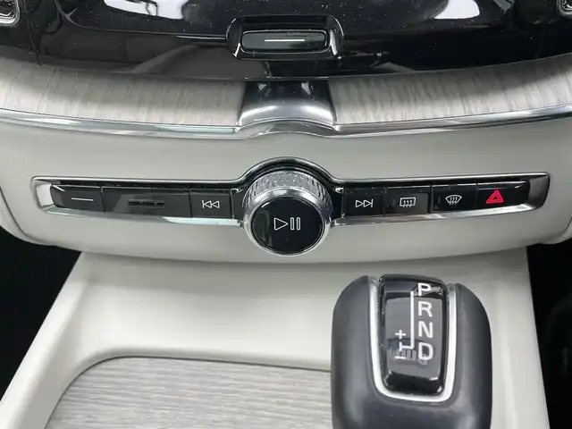 ボルボ ＸＣ６０ D4 AWD インスクリプション 千葉県 2020(令2)年 5.3万km デニムブルーメタリック ハーマンカードン/パノラミックスライディングルーフ/衝突軽減ブレーキ/レーンキープアシスト/レーダークルーズコントロール/クリアランスソナー/ブラインドスポットモニター/純正メーカーディスプレイナビ/　フルセグ/BT/USB/カープレイ/全方位カメラ/スタリングスイッチ/MTモード/ETC/パワーバックドア/レザーシート(白)/パワーシート(D/N席)/2メモリシート(D/N席)/シートヒーター(D/N/2列席)/エアシート(D/N席)/スマートキー/LEDヘッドライト/オートライト/純正フロアマット
