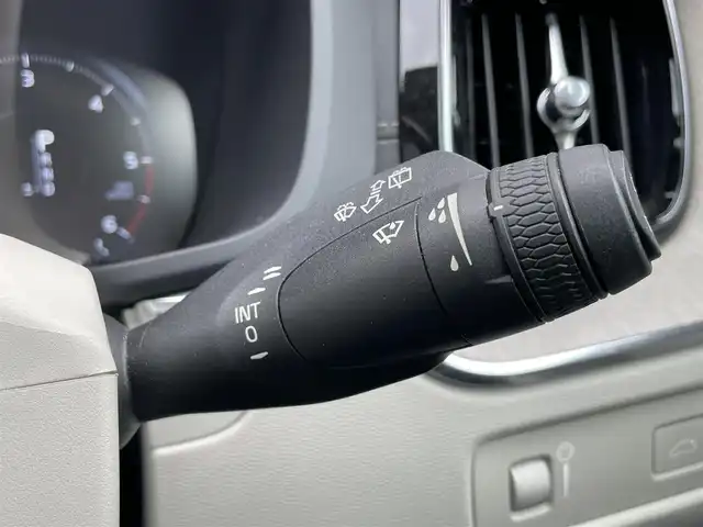 ボルボ ＸＣ６０ D4 AWD インスクリプション 千葉県 2020(令2)年 5.3万km デニムブルーメタリック ハーマンカードン/パノラミックスライディングルーフ/衝突軽減ブレーキ/レーンキープアシスト/レーダークルーズコントロール/クリアランスソナー/ブラインドスポットモニター/純正メーカーディスプレイナビ/　フルセグ/BT/USB/カープレイ/全方位カメラ/スタリングスイッチ/MTモード/ETC/パワーバックドア/レザーシート(白)/パワーシート(D/N席)/2メモリシート(D/N席)/シートヒーター(D/N/2列席)/エアシート(D/N席)/スマートキー/LEDヘッドライト/オートライト/純正フロアマット