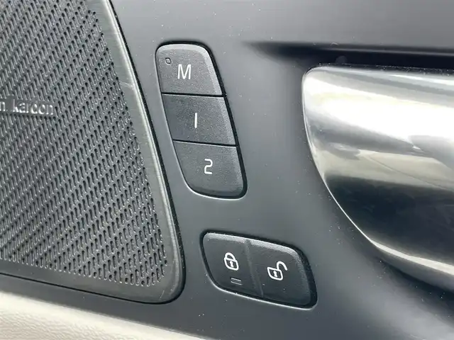 ボルボ ＸＣ６０ D4 AWD インスクリプション 千葉県 2020(令2)年 5.3万km デニムブルーメタリック ハーマンカードン/パノラミックスライディングルーフ/衝突軽減ブレーキ/レーンキープアシスト/レーダークルーズコントロール/クリアランスソナー/ブラインドスポットモニター/純正メーカーディスプレイナビ/　フルセグ/BT/USB/カープレイ/全方位カメラ/スタリングスイッチ/MTモード/ETC/パワーバックドア/レザーシート(白)/パワーシート(D/N席)/2メモリシート(D/N席)/シートヒーター(D/N/2列席)/エアシート(D/N席)/スマートキー/LEDヘッドライト/オートライト/純正フロアマット