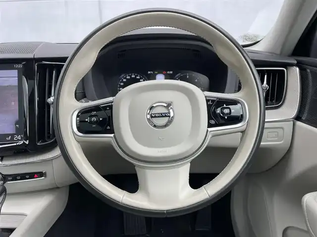 ボルボ ＸＣ６０ D4 AWD インスクリプション 千葉県 2020(令2)年 5.3万km デニムブルーメタリック ハーマンカードン/パノラミックスライディングルーフ/衝突軽減ブレーキ/レーンキープアシスト/レーダークルーズコントロール/クリアランスソナー/ブラインドスポットモニター/純正メーカーディスプレイナビ/　フルセグ/BT/USB/カープレイ/全方位カメラ/スタリングスイッチ/MTモード/ETC/パワーバックドア/レザーシート(白)/パワーシート(D/N席)/2メモリシート(D/N席)/シートヒーター(D/N/2列席)/エアシート(D/N席)/スマートキー/LEDヘッドライト/オートライト/純正フロアマット