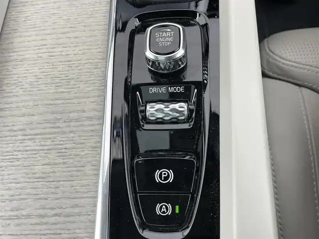 ボルボ ＸＣ６０ D4 AWD インスクリプション 千葉県 2020(令2)年 5.3万km デニムブルーメタリック ハーマンカードン/パノラミックスライディングルーフ/衝突軽減ブレーキ/レーンキープアシスト/レーダークルーズコントロール/クリアランスソナー/ブラインドスポットモニター/純正メーカーディスプレイナビ/　フルセグ/BT/USB/カープレイ/全方位カメラ/スタリングスイッチ/MTモード/ETC/パワーバックドア/レザーシート(白)/パワーシート(D/N席)/2メモリシート(D/N席)/シートヒーター(D/N/2列席)/エアシート(D/N席)/スマートキー/LEDヘッドライト/オートライト/純正フロアマット