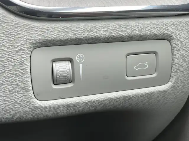 ボルボ ＸＣ６０ D4 AWD インスクリプション 千葉県 2020(令2)年 5.3万km デニムブルーメタリック ハーマンカードン/パノラミックスライディングルーフ/衝突軽減ブレーキ/レーンキープアシスト/レーダークルーズコントロール/クリアランスソナー/ブラインドスポットモニター/純正メーカーディスプレイナビ/　フルセグ/BT/USB/カープレイ/全方位カメラ/スタリングスイッチ/MTモード/ETC/パワーバックドア/レザーシート(白)/パワーシート(D/N席)/2メモリシート(D/N席)/シートヒーター(D/N/2列席)/エアシート(D/N席)/スマートキー/LEDヘッドライト/オートライト/純正フロアマット