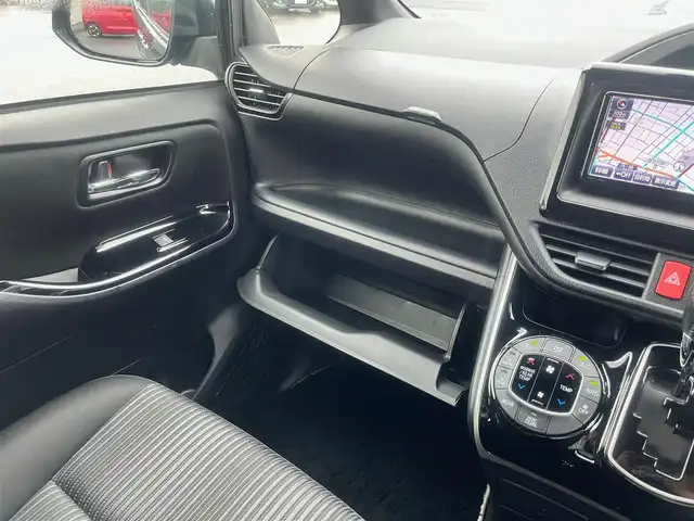 トヨタ ヴォクシー ZS 煌Ⅱ 島根県 2020(令2)年 4万km ブラッキッシュアゲハガラスフレーク 純正ＳＤナビ　/フルセグＴＶ　/ＤＶＤ再生　/Ｂｌｕｅｔｏｏｔｈ　/バックカメラ　/フリップダウンモニター　/ビルトインＥＴＣ　/クル－ズコントロール　/両側パワースライド　/レーンキープアシスト　/衝突軽減ブレーキ　/前後コーナーセンサー/オートハイビーム　/純正LEDライト/社外15インチアルミホイール