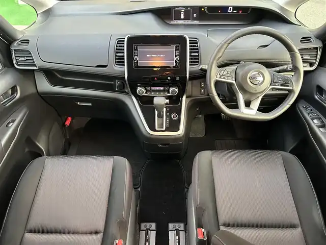 日産 セレナ ハイウェイスター 奈良県 2016(平28)年 4.8万km ブリリアントホワイトパール 純正ナビ/（フルセグ／ＢＴ／ＣＤ／ＤＶＤ）/フリップダウンモニター/クルーズコントロール/アラウンドビューモニター/前後コーナーセンサー/衝突軽減システム/パーキングアシスト/片側パワースライドドア/ＬＥＤヘッドライト/オートライト/純正15インチAW/保証書/取り扱い説明書