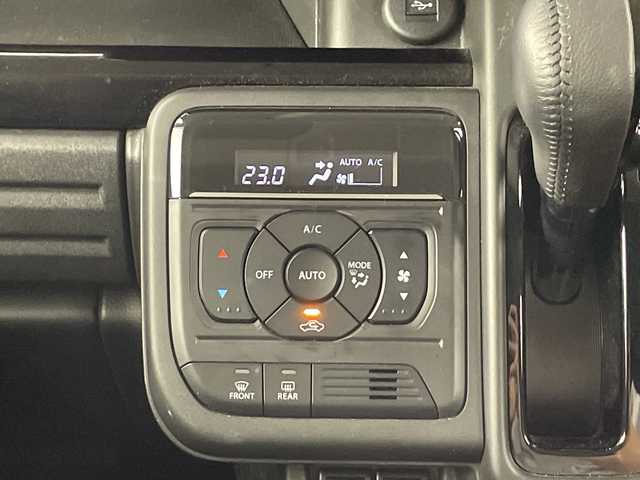 スズキ スペーシア カスタム HYBRID XS 愛知県 2024(令6)年 1.4万km ピュアホワイトP 禁煙車/ワンオーナー/純正９インチナビ/（AM/FM/USB/Bluetooth/フルセグTV）/全方位カメラ/ヘッドアップディスプレイ/スズキセーフティサポート/・衝突軽減ブレーキ/・レーンキープアシスト/・レーダークルーズコントロール/・オートマチックハイビーム/・クリアランスソナー/オットマン/ステアリングヒーター/前席シートヒーター/ベンチシート/両側パワースライドドア/LEDヘッドライト/オートライト/フロントフォグランプ/純正１５インチアルミホイール/純正フロアマット/スマートキー/スペアキー有/プッシュスタート/オートホールド/電子パーキングブレーキ/オートエアコン/横滑り防止装置/ステアリングスイッチ