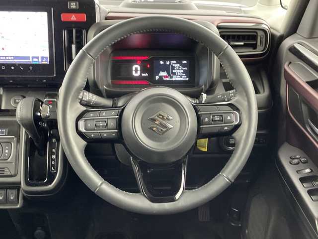 スズキ スペーシア カスタム HYBRID XS 愛知県 2024(令6)年 1.4万km ピュアホワイトP 禁煙車/ワンオーナー/純正９インチナビ/（AM/FM/USB/Bluetooth/フルセグTV）/全方位カメラ/ヘッドアップディスプレイ/スズキセーフティサポート/・衝突軽減ブレーキ/・レーンキープアシスト/・レーダークルーズコントロール/・オートマチックハイビーム/・クリアランスソナー/オットマン/ステアリングヒーター/前席シートヒーター/ベンチシート/両側パワースライドドア/LEDヘッドライト/オートライト/フロントフォグランプ/純正１５インチアルミホイール/純正フロアマット/スマートキー/スペアキー有/プッシュスタート/オートホールド/電子パーキングブレーキ/オートエアコン/横滑り防止装置/ステアリングスイッチ