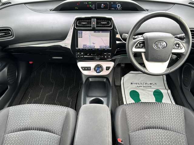トヨタ プリウス Sセーフティプラス 福岡県 2016(平28)年 9.6万km スティールブロンドM ワンオーナー/純正9インチSDナビ【DSZT-YC4T】/【AM/FM/CD/DVD/Bluetooth/フルセグTV】/バックカメラ/ビルトインETC/前方ドライブレコーダー【DRT-H66A】/ヘッドアップディスプレイ/インテリジェントパーキングアシスト/Tyota Safety Sence P/・プリクラッシュセーフティ/・レーンディパーチャーアラート/・オートマチックハイビーム/・レーダークルーズコントロール/純正フロアマット/社外Rizley15インチAW/横滑り防止装置/盗難防止装置