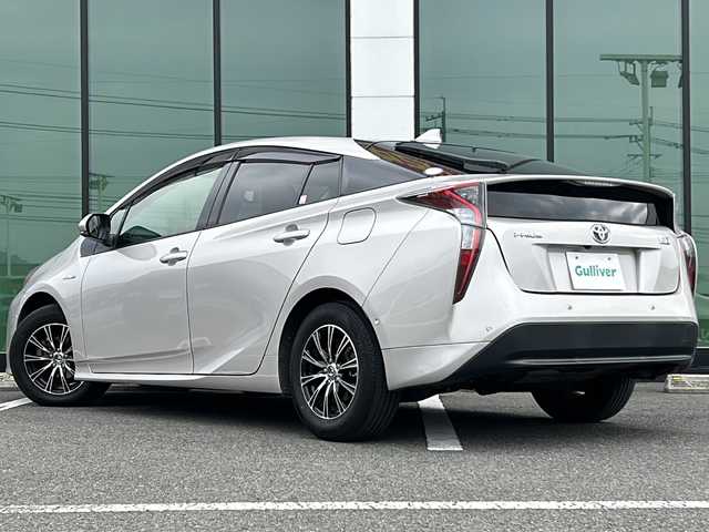 トヨタ プリウス Sセーフティプラス 福岡県 2016(平28)年 9.6万km スティールブロンドM ワンオーナー/純正9インチSDナビ【DSZT-YC4T】/【AM/FM/CD/DVD/Bluetooth/フルセグTV】/バックカメラ/ビルトインETC/前方ドライブレコーダー【DRT-H66A】/ヘッドアップディスプレイ/インテリジェントパーキングアシスト/Tyota Safety Sence P/・プリクラッシュセーフティ/・レーンディパーチャーアラート/・オートマチックハイビーム/・レーダークルーズコントロール/純正フロアマット/社外Rizley15インチAW/横滑り防止装置/盗難防止装置