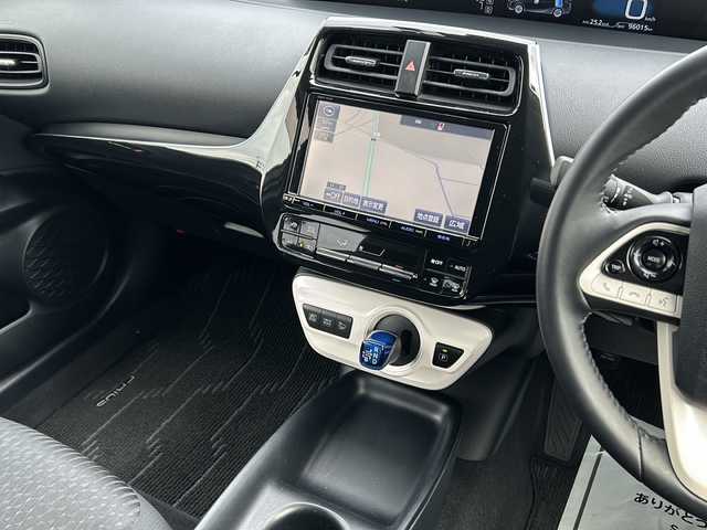 トヨタ プリウス Sセーフティプラス 福岡県 2016(平28)年 9.6万km スティールブロンドM ワンオーナー/純正9インチSDナビ【DSZT-YC4T】/【AM/FM/CD/DVD/Bluetooth/フルセグTV】/バックカメラ/ビルトインETC/前方ドライブレコーダー【DRT-H66A】/ヘッドアップディスプレイ/インテリジェントパーキングアシスト/Tyota Safety Sence P/・プリクラッシュセーフティ/・レーンディパーチャーアラート/・オートマチックハイビーム/・レーダークルーズコントロール/純正フロアマット/社外Rizley15インチAW/横滑り防止装置/盗難防止装置