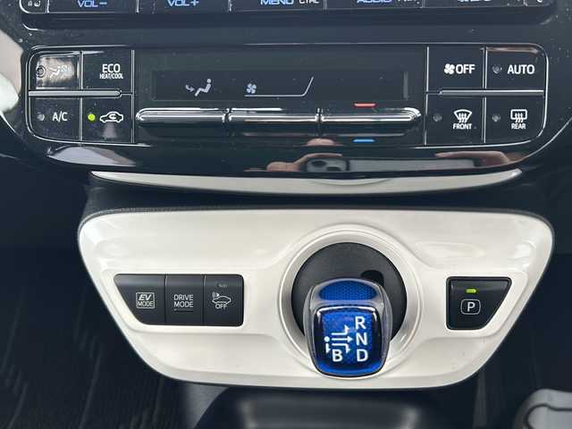 トヨタ プリウス Sセーフティプラス 福岡県 2016(平28)年 9.6万km スティールブロンドM ワンオーナー/純正9インチSDナビ【DSZT-YC4T】/【AM/FM/CD/DVD/Bluetooth/フルセグTV】/バックカメラ/ビルトインETC/前方ドライブレコーダー【DRT-H66A】/ヘッドアップディスプレイ/インテリジェントパーキングアシスト/Tyota Safety Sence P/・プリクラッシュセーフティ/・レーンディパーチャーアラート/・オートマチックハイビーム/・レーダークルーズコントロール/純正フロアマット/社外Rizley15インチAW/横滑り防止装置/盗難防止装置