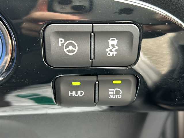 トヨタ プリウス Sセーフティプラス 福岡県 2016(平28)年 9.6万km スティールブロンドM ワンオーナー/純正9インチSDナビ【DSZT-YC4T】/【AM/FM/CD/DVD/Bluetooth/フルセグTV】/バックカメラ/ビルトインETC/前方ドライブレコーダー【DRT-H66A】/ヘッドアップディスプレイ/インテリジェントパーキングアシスト/Tyota Safety Sence P/・プリクラッシュセーフティ/・レーンディパーチャーアラート/・オートマチックハイビーム/・レーダークルーズコントロール/純正フロアマット/社外Rizley15インチAW/横滑り防止装置/盗難防止装置