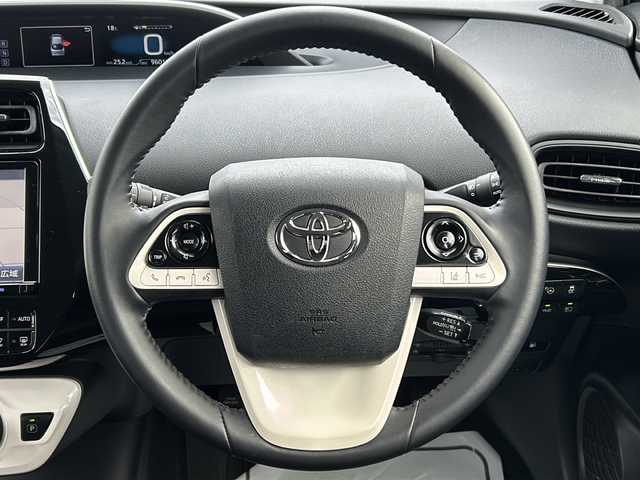 トヨタ プリウス Sセーフティプラス 福岡県 2016(平28)年 9.6万km スティールブロンドM ワンオーナー/純正9インチSDナビ【DSZT-YC4T】/【AM/FM/CD/DVD/Bluetooth/フルセグTV】/バックカメラ/ビルトインETC/前方ドライブレコーダー【DRT-H66A】/ヘッドアップディスプレイ/インテリジェントパーキングアシスト/Tyota Safety Sence P/・プリクラッシュセーフティ/・レーンディパーチャーアラート/・オートマチックハイビーム/・レーダークルーズコントロール/純正フロアマット/社外Rizley15インチAW/横滑り防止装置/盗難防止装置