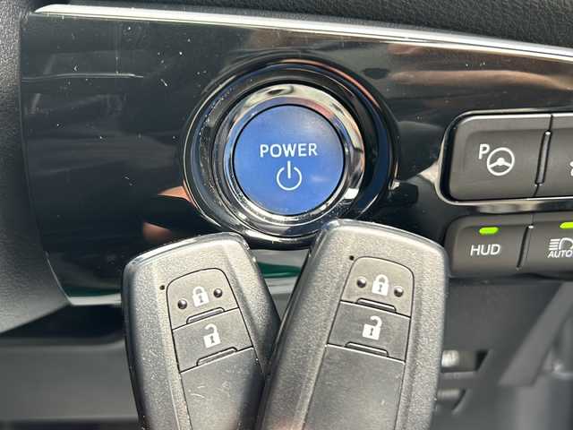 トヨタ プリウス Sセーフティプラス 福岡県 2016(平28)年 9.6万km スティールブロンドM ワンオーナー/純正9インチSDナビ【DSZT-YC4T】/【AM/FM/CD/DVD/Bluetooth/フルセグTV】/バックカメラ/ビルトインETC/前方ドライブレコーダー【DRT-H66A】/ヘッドアップディスプレイ/インテリジェントパーキングアシスト/Tyota Safety Sence P/・プリクラッシュセーフティ/・レーンディパーチャーアラート/・オートマチックハイビーム/・レーダークルーズコントロール/純正フロアマット/社外Rizley15インチAW/横滑り防止装置/盗難防止装置