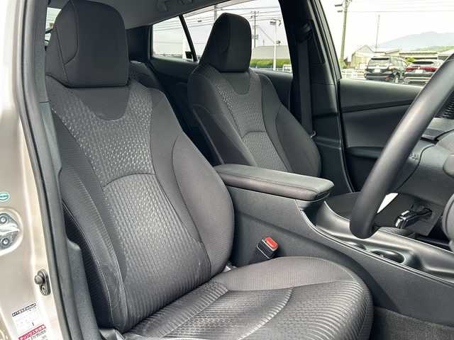 トヨタ プリウス Sセーフティプラス 福岡県 2016(平28)年 9.6万km スティールブロンドM ワンオーナー/純正9インチSDナビ【DSZT-YC4T】/【AM/FM/CD/DVD/Bluetooth/フルセグTV】/バックカメラ/ビルトインETC/前方ドライブレコーダー【DRT-H66A】/ヘッドアップディスプレイ/インテリジェントパーキングアシスト/Tyota Safety Sence P/・プリクラッシュセーフティ/・レーンディパーチャーアラート/・オートマチックハイビーム/・レーダークルーズコントロール/純正フロアマット/社外Rizley15インチAW/横滑り防止装置/盗難防止装置