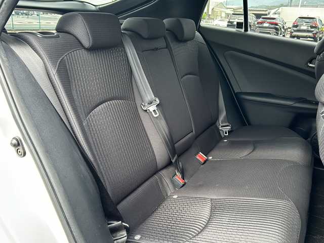 トヨタ プリウス Sセーフティプラス 福岡県 2016(平28)年 9.6万km スティールブロンドM ワンオーナー/純正9インチSDナビ【DSZT-YC4T】/【AM/FM/CD/DVD/Bluetooth/フルセグTV】/バックカメラ/ビルトインETC/前方ドライブレコーダー【DRT-H66A】/ヘッドアップディスプレイ/インテリジェントパーキングアシスト/Tyota Safety Sence P/・プリクラッシュセーフティ/・レーンディパーチャーアラート/・オートマチックハイビーム/・レーダークルーズコントロール/純正フロアマット/社外Rizley15インチAW/横滑り防止装置/盗難防止装置