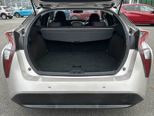 トヨタ プリウス Sセーフティプラス 福岡県 2016(平28)年 9.6万km スティールブロンドM ワンオーナー/純正9インチSDナビ【DSZT-YC4T】/【AM/FM/CD/DVD/Bluetooth/フルセグTV】/バックカメラ/ビルトインETC/前方ドライブレコーダー【DRT-H66A】/ヘッドアップディスプレイ/インテリジェントパーキングアシスト/Tyota Safety Sence P/・プリクラッシュセーフティ/・レーンディパーチャーアラート/・オートマチックハイビーム/・レーダークルーズコントロール/純正フロアマット/社外Rizley15インチAW/横滑り防止装置/盗難防止装置