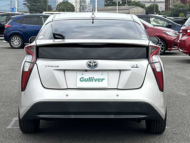 トヨタ プリウス Sセーフティプラス 福岡県 2016(平28)年 9.6万km スティールブロンドM ワンオーナー/純正9インチSDナビ【DSZT-YC4T】/【AM/FM/CD/DVD/Bluetooth/フルセグTV】/バックカメラ/ビルトインETC/前方ドライブレコーダー【DRT-H66A】/ヘッドアップディスプレイ/インテリジェントパーキングアシスト/Tyota Safety Sence P/・プリクラッシュセーフティ/・レーンディパーチャーアラート/・オートマチックハイビーム/・レーダークルーズコントロール/純正フロアマット/社外Rizley15インチAW/横滑り防止装置/盗難防止装置