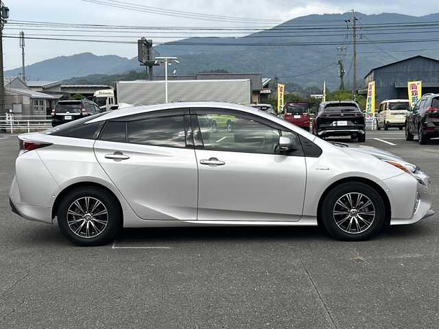 トヨタ プリウス Sセーフティプラス 福岡県 2016(平28)年 9.6万km スティールブロンドM ワンオーナー/純正9インチSDナビ【DSZT-YC4T】/【AM/FM/CD/DVD/Bluetooth/フルセグTV】/バックカメラ/ビルトインETC/前方ドライブレコーダー【DRT-H66A】/ヘッドアップディスプレイ/インテリジェントパーキングアシスト/Tyota Safety Sence P/・プリクラッシュセーフティ/・レーンディパーチャーアラート/・オートマチックハイビーム/・レーダークルーズコントロール/純正フロアマット/社外Rizley15インチAW/横滑り防止装置/盗難防止装置