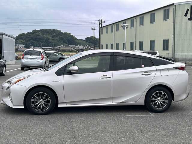 トヨタ プリウス Sセーフティプラス 福岡県 2016(平28)年 9.6万km スティールブロンドM ワンオーナー/純正9インチSDナビ【DSZT-YC4T】/【AM/FM/CD/DVD/Bluetooth/フルセグTV】/バックカメラ/ビルトインETC/前方ドライブレコーダー【DRT-H66A】/ヘッドアップディスプレイ/インテリジェントパーキングアシスト/Tyota Safety Sence P/・プリクラッシュセーフティ/・レーンディパーチャーアラート/・オートマチックハイビーム/・レーダークルーズコントロール/純正フロアマット/社外Rizley15インチAW/横滑り防止装置/盗難防止装置