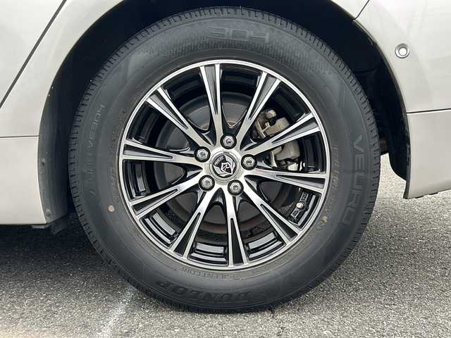 トヨタ プリウス Sセーフティプラス 福岡県 2016(平28)年 9.6万km スティールブロンドM ワンオーナー/純正9インチSDナビ【DSZT-YC4T】/【AM/FM/CD/DVD/Bluetooth/フルセグTV】/バックカメラ/ビルトインETC/前方ドライブレコーダー【DRT-H66A】/ヘッドアップディスプレイ/インテリジェントパーキングアシスト/Tyota Safety Sence P/・プリクラッシュセーフティ/・レーンディパーチャーアラート/・オートマチックハイビーム/・レーダークルーズコントロール/純正フロアマット/社外Rizley15インチAW/横滑り防止装置/盗難防止装置