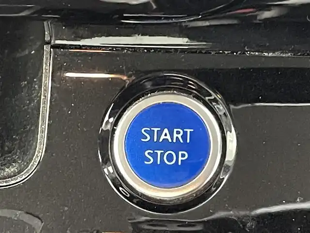 日産 セレナ e－パワー ハイウェイスター V 熊本県 2020(令2)年 5.5万km ブリリアントホワイトパール 禁煙車　/純正ナビ（ＣＤ・ＤＶＤ・ＢＴ・フルセグ・ＳＤ・ＵＳＢ）/全周囲カメラ　/純正前方ドライブレコーダー　/ビルトインＥＴＣ　/両側パワースライドドア　/前後クリアランスソナー　/レーダークルーズコントロール/衝突軽減システム/レーンキープアシスト/横滑り防止/ブラインドスポット/純正フロアマット/純正１６インチAW/オートライト/LEDヘッドライト/フォグライト/スマートキー/プッシュスタート/保証書/取扱説明書