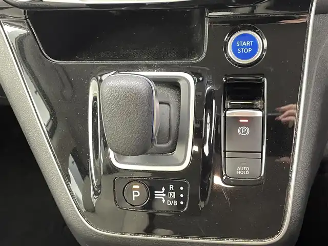 日産 セレナ e－パワー ハイウェイスター V 熊本県 2020(令2)年 5.5万km ブリリアントホワイトパール 禁煙車　/純正ナビ（ＣＤ・ＤＶＤ・ＢＴ・フルセグ・ＳＤ・ＵＳＢ）/全周囲カメラ　/純正前方ドライブレコーダー　/ビルトインＥＴＣ　/両側パワースライドドア　/前後クリアランスソナー　/レーダークルーズコントロール/衝突軽減システム/レーンキープアシスト/横滑り防止/ブラインドスポット/純正フロアマット/純正１６インチAW/オートライト/LEDヘッドライト/フォグライト/スマートキー/プッシュスタート/保証書/取扱説明書