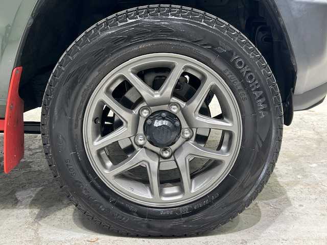 スズキ ジムニー XC 宮城県 2022(令4)年 4.5万km ジャングルグリーン スズキセーフティサポート/・デュアルセンサーブレーキサポート/・誤発進抑制機能/・車線逸脱警報/・ふらつき警報機能/・標識認識機能/・ハイビームアシスト/・先行車発進お知らせ機能/社外ナビ/・CD/DVD/Bluetooth/USB/ipod/・バックカメラ/・前後ドライブレコーダー/・純正ビルドインETC/クルーズコントロール/革巻きステアリング/・ステアリングスイッチ/シートヒーター（運転席・助手席）/純正LEDヘッドライト/・フォグランプ/・オートライト/純正フロアマット/純正アルミホイール