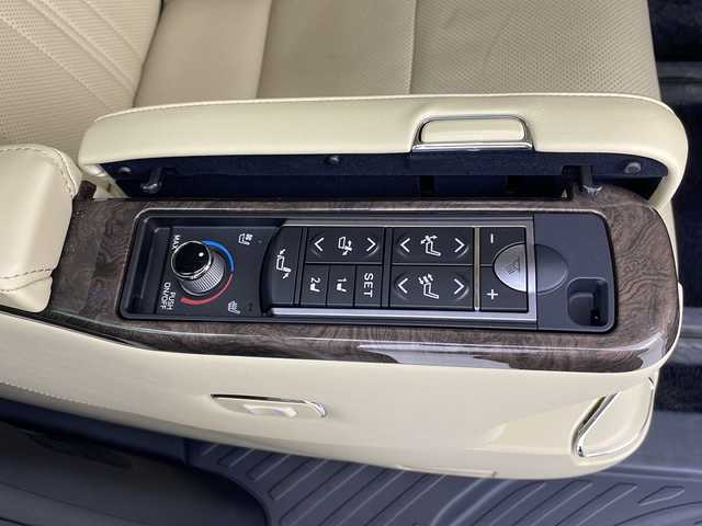 トヨタ アルファードハイブリット エグゼクティブ ラウンジ S 茨城県 2022(令4)年 5.1万km ホワイトパールクリスタルシャイン 純正メモリナビ/・アラウンドビュー/・FM/AM/DISC/フルセグTV/SD/Bluetooth/・JBLサウンド/BSM/デジタルインナーミラー/前後コーナーセンサー/純正ビルドインETC/追従型クルーズコントロール/両側パワースライド/パワーシート（1列目＆2列目シート）/・メモリーシート/シートヒーター（D+N席）/シートベンチレーション（D+N席）/ステアリングヒーター/純正アルミホイール/純正フロアマット/４WD/１００V充電/電動リアゲート/スマートキー/LEDヘッドライト/衝突被害軽減ブレーキ/レーンキープアシスト/W+サイドエアバッグ/カーテンエアバッグ/オートライト/オートマチックハイビーム