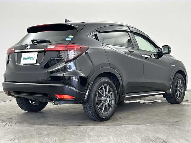 ホンダ ヴェゼル ハイブリッド Z ホンダセンシング 兵庫県 2019(令1)年 6.9万km クリスタルブラックパール ・純正ナビ/CD/DVD再生/Bluetooth/USB/・バックカメラ/・レーダークルーズコントロール/・スマートキー/・パドルシフト/・LEDフォグライト/・カラードボディーロアーガーニッシュ/・全ドアワンタッチ式パワーウインドウ/・コンビシート＆専用インテリア/・ラゲッジルームハードボード/・運転席＆助手席シートヒーター/・ルーフレール（FF）/・パフォーマンスダンパー/・リバース連動ドアミラー（助手席側）/・本革巻ステアリングホイール（スムースレザー）/・雨滴検知式フロントワイパー/・プラチナクロームメッキ加飾/・エキパイフィニッシャー/・自動防眩ルームミラー/・前席用i-サイドエアバッグシステム＋サイドカーテンエアバッグシステム〈前席/後席対応〉/・Honda SENSING/・LEDヘッドライト〈インラインタイプ〉/・左右独立温度コントロール式フルオート・エアコンディショナー/・リアクティブフォースペダル/・ハイブリッド専用デザインメーター/・ナビ装着用スペシャルパッケージ/・ETC車載器/・電子制御パーキングブレーキ/・オートブレーキホールド機能/・社外アルミホイール