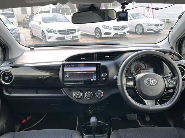 トヨタ ヴィッツ F セーフティーエディションⅡ 佐賀県 2018(平30)年 1.5万km シルバーM 社外ナビ(MDV-M908HDF)/Bluetooth/CD/DVD/USB/フルセグTV/バックカメラ/前後ドライブレコーダー/トヨタセーフティセンス/・衝突軽減システム/・レーンキープアシスト/・クリアランスソナー/オートエアコン/ハロゲンヘッドライト/オートライト／オートマチックハイビーム/布系シート/純正フロアマット/プッシュスタート/スペアキー/保証書/取扱説明書/点検記録簿