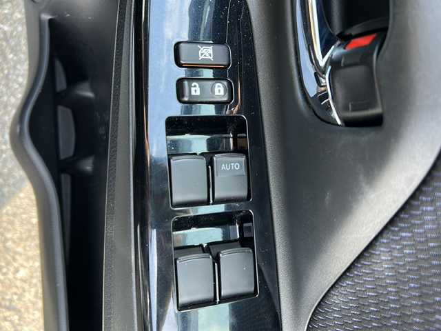 トヨタ ヴィッツ F セーフティーエディションⅡ 佐賀県 2018(平30)年 1.5万km シルバーM 社外ナビ(MDV-M908HDF)/Bluetooth/CD/DVD/USB/フルセグTV/バックカメラ/前後ドライブレコーダー/トヨタセーフティセンス/・衝突軽減システム/・レーンキープアシスト/・クリアランスソナー/オートエアコン/ハロゲンヘッドライト/オートライト／オートマチックハイビーム/布系シート/純正フロアマット/プッシュスタート/スペアキー/保証書/取扱説明書/点検記録簿