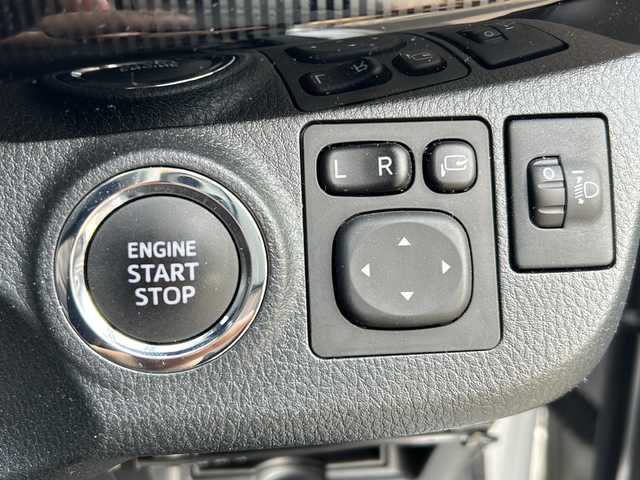 トヨタ ヴィッツ F セーフティーエディションⅡ 佐賀県 2018(平30)年 1.5万km シルバーM 社外ナビ(MDV-M908HDF)/Bluetooth/CD/DVD/USB/フルセグTV/バックカメラ/前後ドライブレコーダー/トヨタセーフティセンス/・衝突軽減システム/・レーンキープアシスト/・クリアランスソナー/オートエアコン/ハロゲンヘッドライト/オートライト／オートマチックハイビーム/布系シート/純正フロアマット/プッシュスタート/スペアキー/保証書/取扱説明書/点検記録簿