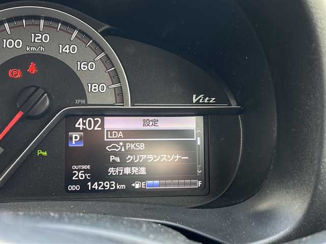 トヨタ ヴィッツ F セーフティーエディションⅡ 佐賀県 2018(平30)年 1.5万km シルバーM 社外ナビ(MDV-M908HDF)/Bluetooth/CD/DVD/USB/フルセグTV/バックカメラ/前後ドライブレコーダー/トヨタセーフティセンス/・衝突軽減システム/・レーンキープアシスト/・クリアランスソナー/オートエアコン/ハロゲンヘッドライト/オートライト／オートマチックハイビーム/布系シート/純正フロアマット/プッシュスタート/スペアキー/保証書/取扱説明書/点検記録簿