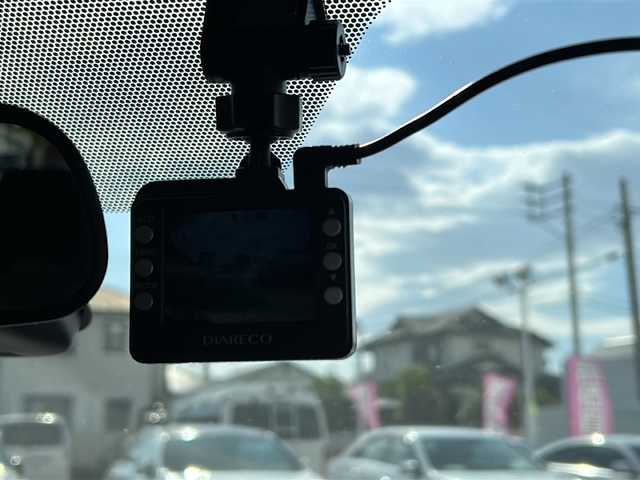 トヨタ ヴィッツ F セーフティーエディションⅡ 佐賀県 2018(平30)年 1.5万km シルバーM 社外ナビ(MDV-M908HDF)/Bluetooth/CD/DVD/USB/フルセグTV/バックカメラ/前後ドライブレコーダー/トヨタセーフティセンス/・衝突軽減システム/・レーンキープアシスト/・クリアランスソナー/オートエアコン/ハロゲンヘッドライト/オートライト／オートマチックハイビーム/布系シート/純正フロアマット/プッシュスタート/スペアキー/保証書/取扱説明書/点検記録簿