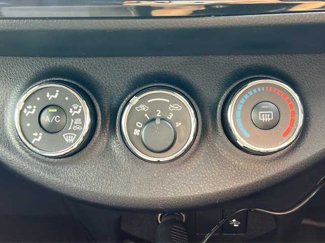 トヨタ ヴィッツ F セーフティーエディションⅡ 佐賀県 2018(平30)年 1.5万km シルバーM 社外ナビ(MDV-M908HDF)/Bluetooth/CD/DVD/USB/フルセグTV/バックカメラ/前後ドライブレコーダー/トヨタセーフティセンス/・衝突軽減システム/・レーンキープアシスト/・クリアランスソナー/オートエアコン/ハロゲンヘッドライト/オートライト／オートマチックハイビーム/布系シート/純正フロアマット/プッシュスタート/スペアキー/保証書/取扱説明書/点検記録簿