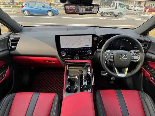 レクサス ＮＸ 350h Fスポーツ 滋賀県 2025(令7)年 0.6万km ホワイトノーヴァガラスフレーク ワンオーナー/純正ディスプレイオーディオ コネクテッィドナビ＋/　フルセグ Bluetooth AM FM/パノラミックビューモニター/パノラマルーフ/デジタルインナーミラー/ヘッドアップディスプレイ/レクサスチームメイト/アドバンスドパーク/レクサスセーフティーシステム＋/プリクラッシュセーフティー/緊急時操舵支援/　＋フロントクロストラフィックアラート/　＋レーンチェンジアシスト/アダプティブハイビームシステム/クリアランスソナー/パワーバックドア/純正ビルトインETC2.0/純正ドライブレコーダー前後/オレンジキャリパー/3眼ヘッドライト/純正20インチアルミ/スマートキー×2/カードキー×1/
