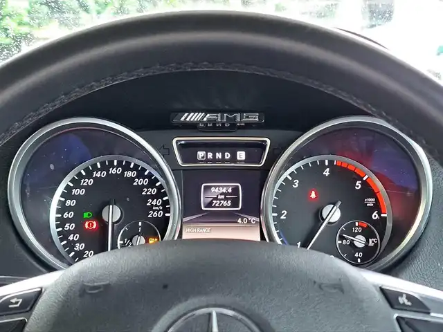 メルセデス・ベンツ ゲレンデヴァーゲン Ｇ３５０ ブルーテック 大阪府 2015(平27)年 7.3万km オブシディアンブラックM /禁煙車//G63仕様/・Fバンパー・グリル・オーバーフェンダー・エンブレム・サイド出しマフラーカッター//ラグジュアリーパッケージ/・黒本革シート・スライディングルーフ//純正7インチHDDナビ/・FM・AM・CD・DVD・SD・フルセグTV・BT//ハーマンカードンサラウンドサウンドシステム//前後席シートヒーター//前席メモリー付パワーシート//バックカメラ//ブラインドスポットアシスト//パークトロニック//保証書//取扱説明書//スペアキー