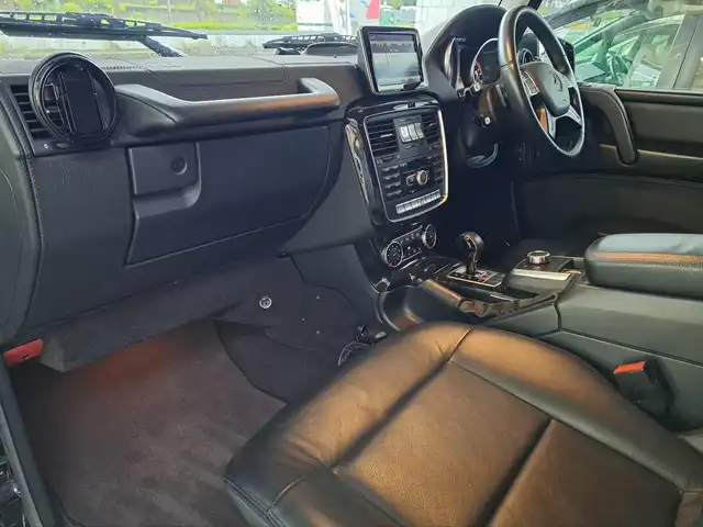メルセデス・ベンツ ゲレンデヴァーゲン Ｇ３５０ ブルーテック 大阪府 2015(平27)年 7.3万km オブシディアンブラックM /禁煙車//G63仕様/・Fバンパー・グリル・オーバーフェンダー・エンブレム・サイド出しマフラーカッター//ラグジュアリーパッケージ/・黒本革シート・スライディングルーフ//純正7インチHDDナビ/・FM・AM・CD・DVD・SD・フルセグTV・BT//ハーマンカードンサラウンドサウンドシステム//前後席シートヒーター//前席メモリー付パワーシート//バックカメラ//ブラインドスポットアシスト//パークトロニック//保証書//取扱説明書//スペアキー