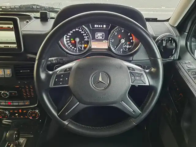 メルセデス・ベンツ ゲレンデヴァーゲン Ｇ３５０ ブルーテック 大阪府 2015(平27)年 7.3万km オブシディアンブラックM /禁煙車//G63仕様/・Fバンパー・グリル・オーバーフェンダー・エンブレム・サイド出しマフラーカッター//ラグジュアリーパッケージ/・黒本革シート・スライディングルーフ//純正7インチHDDナビ/・FM・AM・CD・DVD・SD・フルセグTV・BT//ハーマンカードンサラウンドサウンドシステム//前後席シートヒーター//前席メモリー付パワーシート//バックカメラ//ブラインドスポットアシスト//パークトロニック//保証書//取扱説明書//スペアキー