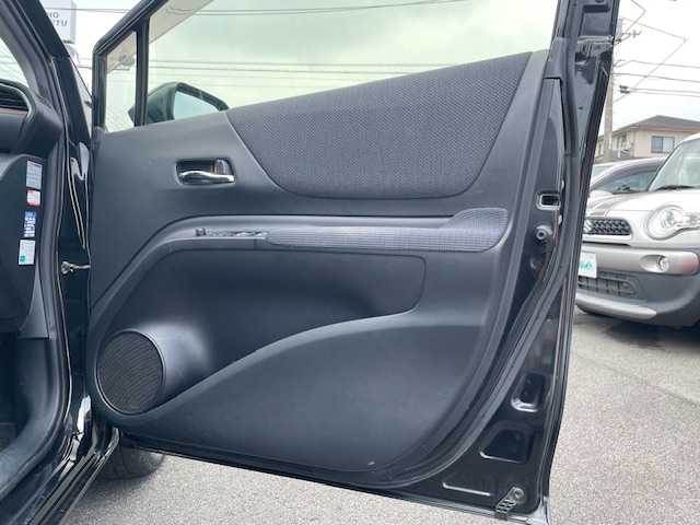 トヨタ シエンタ G 静岡県 2016(平28)年 7万km ブラックマイカ ●純正ナビ/(ワンセグ/CD/DVD/Bluetooth)/(NSCD-W66)/●前席シートヒーター/●バックカメラ/●オートライト/●革巻きステアリング/●ステアリングスイッチ/●ETC/●電動格納ウィンカーミラー/●ドアバイザー/●スマートキー/●プッシュスタート/●ダブルSRS＋ABS/●車両取扱説明書/●ナビ取扱説明書