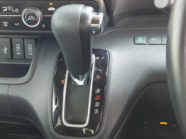 ホンダ Ｎ ＢＯＸ カスタム G L ターボ ホンダセンシング 東京都 2018(平30)年 4.6万km プレミアムホワイトパールⅡ Honda SENSING/・衝突軽減ブレーキ/・誤発進抑制機能/・路外逸脱抑制機能/・アダプティブクルーズコントロール/・車線維持支援システム/・先行車発進お知らせ機能/・コーナーセンサー/プッシュスタート/パドルシフト/純正ナビ/フルセグTV/バックカメラ/ETC/ドライブレコーダー/両側パワースライドドア/ハーフレザーシート/後席ロールサンシェード/LEDヘッドライト/オートライト/ドアバイザー/15インチ純正アルミホイール