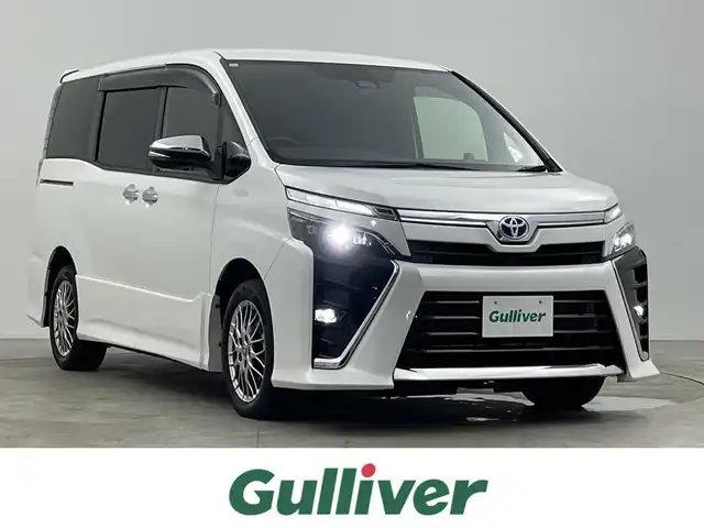 トヨタ ヴォクシー ハイブリッド ZS 煌Ⅲ 千葉県 2021(令3)年 5.9万km ホワイトパールクリスタルシャイン セーフティセンス/（衝突回避支援パッケージ）/・プリクラッシュセーフティシステム/・レーンディパーチャーアラート/・オートマチックハイビーム/・先行車発進告知機能/純正10インチメモリーナビ/・フルセグTV/・Bluetoothオーディオ接続/・CD/DVD再生機能/・バックカメラ/両側パワースライドドア/LEDヘッドライト/ビルトインETC2.0/前後コーナーセンサー/ハーフレザーシート/シートヒーター/スマートキー/クルーズコントロール